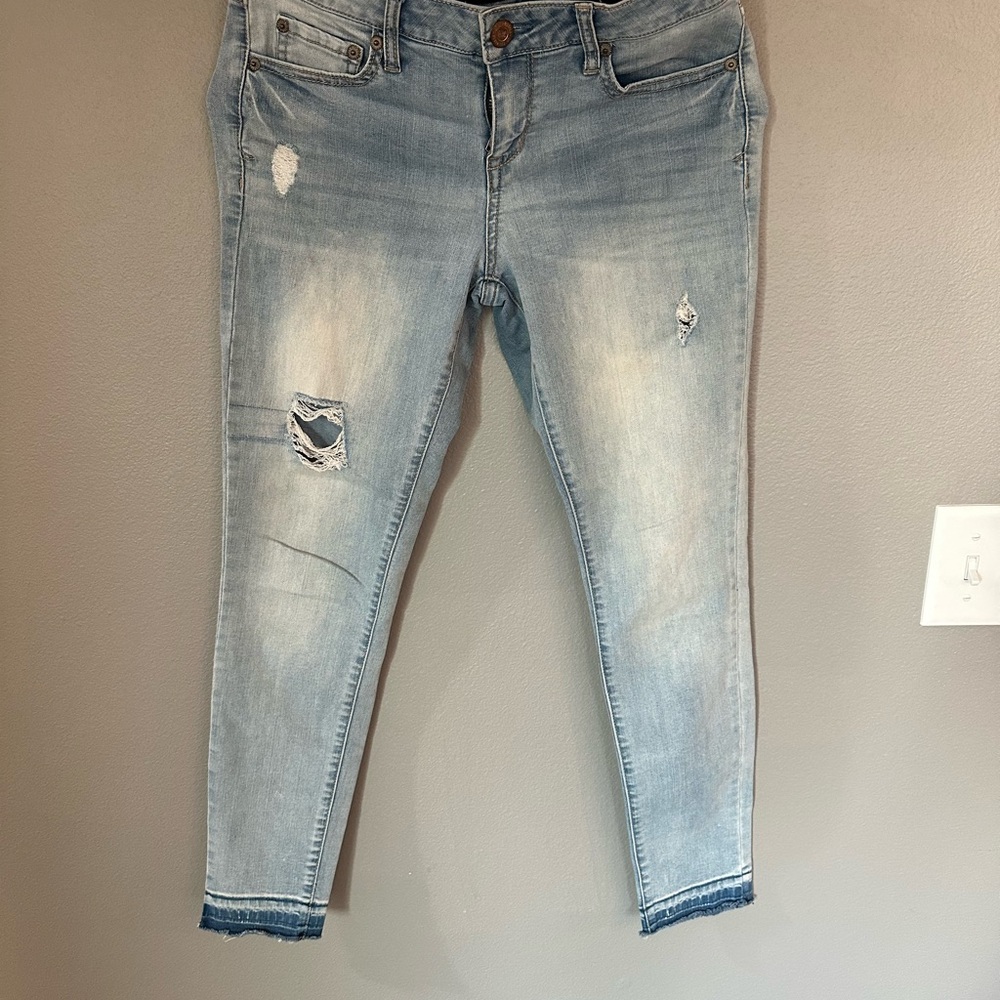 Aeropostale Light Blue Distressed Cropped Jeans